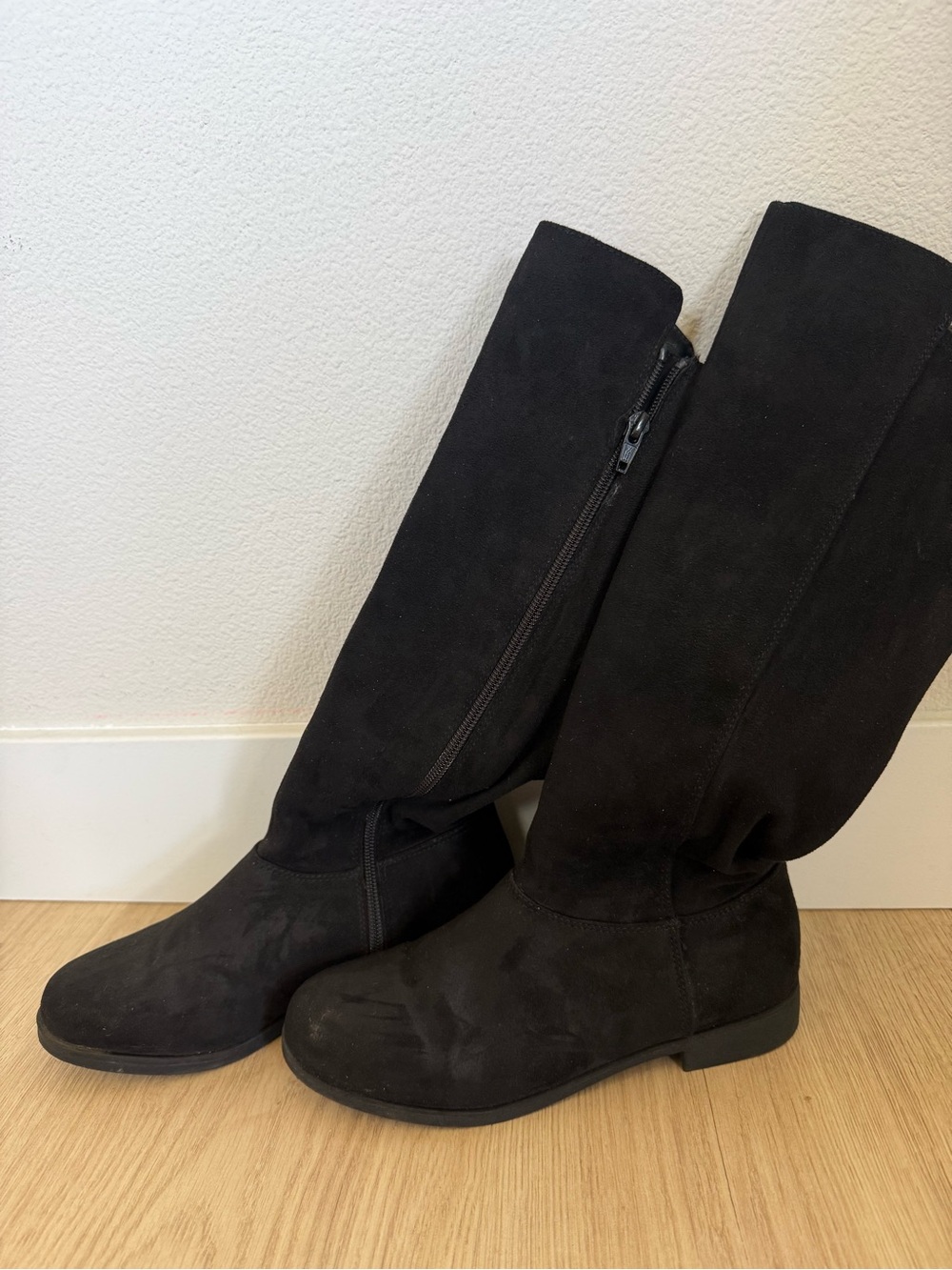 Black Women's Knee-High Zipper Boots